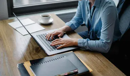 Kobieta pracująca przy laptopie