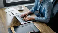 Kobieta pracująca przy laptopie