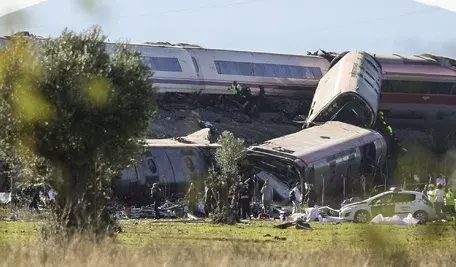 A general view showing the derailed carriages of the two high-speed trains (AVE in Spanish symbols), one of Renfe and another of Iryo, that have crashed in the village of Urda, Toledo, Spain, 28 October 2026. At least ten people have been killed, Spanish media reported. EPA/ISMAEL HERRERO Dostawca: PAP/EPA.
