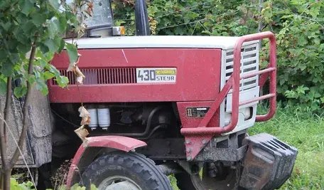 81-latek z Kutna został przygnieciony przez traktor, którym próbował wyrwać korzeń z ziemi