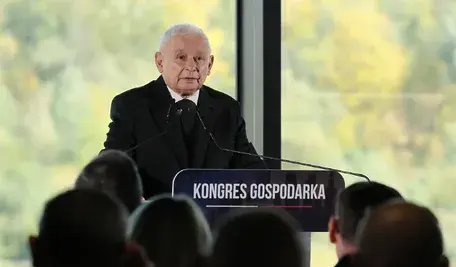 Podczas kongresu gospodarczego PiS Jarosław Kaczyński, Przemysław Czarnek, Daniel Obajtek i prof. Mariusz Andrzejewski krytykowali politykę gospodarczą rządu oraz przedstawili propozycje dotyczące finansów publicznych i wsparcia przedsiębiorców.
