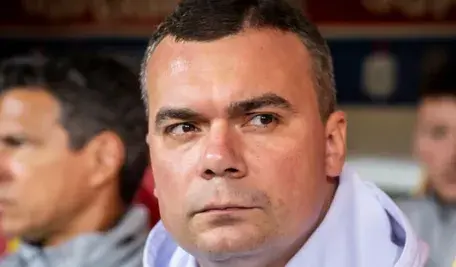 Adrian Siemieniec został ukarany sześcioma meczami dyskwalifikacji, grzywną w wysokości 100 tys. zł oraz dodatkowym dwuletnim zakazem w zawieszenAdrian Siemieniec został ukarany sześcioma meczami dyskwalifikacji, grzywną w wysokości 100 tys. zł oraz dodatkowym dwuletnim zakazem w zawieszeniu na trzy lata w związku z aferą SMS-ową.iu na trzy lata w związku z aferą SMS-ową.