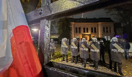 Warszawa, 30.10.2026. Policja przed siedzibą Trybunału Konstytucyjnego w Warszawie, 30 bm. Funkcjonariusze policji realizują czynności ustawowe na terenie siedziby Trybunału Konstytucyjnego, w związku z informacją przekazaną przez sędziego Trybunału Konstytucyjnego Annę Korwin-Piotrowską. Skierowała ona pismo do Komendanta Głównego Policji, ostrzegając przed ryzykiem zagrożenia życia i zdrowia sędziów oraz pracowników TK w trakcie planowanych czynności służbowych, wnioskując o ochronę. Prezydent Karol Nawrocki odwołał wizytę roboczą w Senegalu i podjął decyzję o pilnym powrocie do Polski. (ad) PAP/Marcin Obara