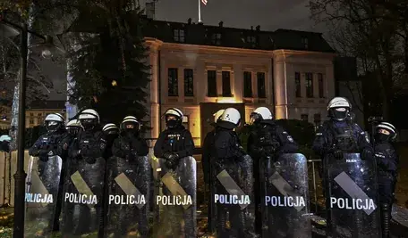 Warszawa, 30.10.2026. Policja przed siedzibą Trybunału Konstytucyjnego w Warszawie, 30 bm. Funkcjonariusze policji realizują czynności ustawowe na terenie siedziby Trybunału Konstytucyjnego, w związku z informacją przekazaną przez sędziego Trybunału Konstytucyjnego Annę Korwin-Piotrowską. Skierowała ona pismo do Komendanta Głównego Policji, ostrzegając przed ryzykiem zagrożenia życia i zdrowia sędziów oraz pracowników TK w trakcie planowanych czynności służbowych, wnioskując o ochronę. Prezydent Karol Nawrocki odwołał wizytę roboczą w Senegalu i podjął decyzję o pilnym powrocie do Polski.