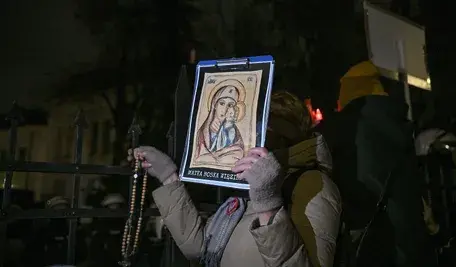 Protestujący przed siedzibą Trybunału Konstytucyjnego w Warszawie, 30 bm. Funkcjonariusze policji realizują czynności ustawowe na terenie siedziby Trybunału Konstytucyjnego, w związku z informacją przekazaną przez sędziego Trybunału Konstytucyjnego Annę Korwin-Piotrowską. Skierowała ona pismo do Komendanta Głównego Policji, ostrzegając przed ryzykiem zagrożenia życia i zdrowia sędziów oraz pracowników TK w trakcie planowanych czynności służbowych, wnioskując o ochronę. Prezydent Karol Nawrocki odwołał wizytę roboczą w Senegalu i podjął decyzję o pilnym powrocie do Polski. (ad) PAP/Marcin Obara
