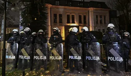 Porażający tajny rozkaz KGP! Pistolety maszynowe, broń gładkolufowa i odwody ściągane na Warszawę. Szykują pacyfikację?!
