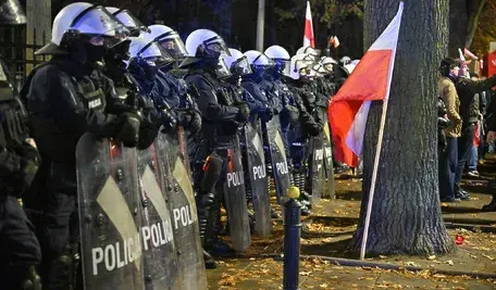31.10.2026. Policja przed Trybunałem Konstytucyjnym w Warszawie, 31 bm. Do kryzysu w TK doszło po tym, jak 30 bm. po południu pojawiła się informacja o zarządzeniu przerwy w czynnościach prezesa TK Bogdana Święczkowskiego i wiceprezesa TK Bartłomieja Sochańskiego. Anna Korwin-Piotrowska, jako mająca najdłuższy staż sędziowski, została ogłoszona osobą kierującą TK. Prezydent Karol Nawrocki, który był w podróży do Senegalu, przerwał lot, wrócił do kraju i pojawił się w siedzibie TK. (mr) PAP/Przemysław Piątkowski
