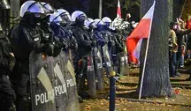 31.10.2026. Policja przed Trybunałem Konstytucyjnym w Warszawie, 31 bm. Do kryzysu w TK doszło po tym, jak 30 bm. po południu pojawiła się informacja o zarządzeniu przerwy w czynnościach prezesa TK Bogdana Święczkowskiego i wiceprezesa TK Bartłomieja Sochańskiego. Anna Korwin-Piotrowska, jako mająca najdłuższy staż sędziowski, została ogłoszona osobą kierującą TK. Prezydent Karol Nawrocki, który był w podróży do Senegalu, przerwał lot, wrócił do kraju i pojawił się w siedzibie TK. (mr) PAP/Przemysław Piątkowski