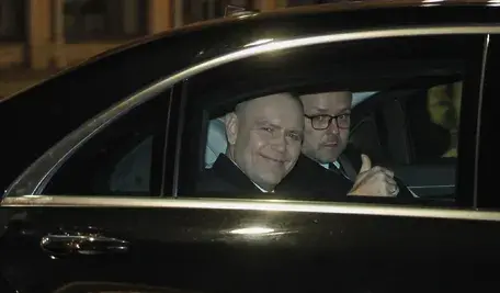  Warszawa, 30.10.2026. Prezydent Karol Nawrocki (L) i szef Biura Polityki Międzynarodowej w KPRP Marcin Przydacz przyjechali do Pałacu Prezydenckiego w Warszawie, 30 bm. Prezydent RP odwołał wizytę roboczą w Senegalu i podjął decyzję o pilnym powrocie do Polski, w związku z nagłym kryzysem i eskalacją sporu o władzę w Trybunale Konstytucyjnym. (ad) PAP/Paweł Supernak