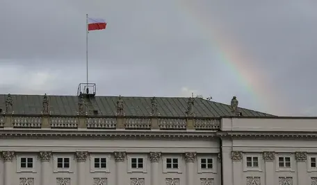 Warszawa, 31.10.2026. Tęcza nad Pałacem Prezydenckim w Warszawie, 31 bm. W Pałacu Prezydenckim prezydent Karol Nawrocki zwołał serię spotkań z liderami środowisk parlamentarnych. Spotkania mają związek z wizytą prezydenta Karola Nawrockiego w Trybunale Konstytucyjnym, do której doszło w nocy z 30 na 31 bm. (mr) PAP/Paweł Supernak