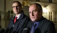 Przewodniczący klubu poselskiego Demokracja Bezpośrednia Jarosław Sachajko (L) i poseł Paweł Kukiz (P) po spotkaniu w Pałacu Prezydenckim w Warszawie, 31 bm. W Pałacu Prezydenckim prezydent Karol Nawrocki zwołał serię spotkań z liderami środowisk parlamentarnych. Spotkania mają związek z wizytą prezydenta Karola Nawrockiego w Trybunale Konstytucyjnym, do której doszło w nocy z 30 na 31 bm. (mr) PAP/Paweł Supernak
