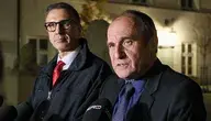Przewodniczący klubu poselskiego Demokracja Bezpośrednia Jarosław Sachajko (L) i poseł Paweł Kukiz (P) po spotkaniu w Pałacu Prezydenckim w Warszawie, 31 bm. W Pałacu Prezydenckim prezydent Karol Nawrocki zwołał serię spotkań z liderami środowisk parlamentarnych. Spotkania mają związek z wizytą prezydenta Karola Nawrockiego w Trybunale Konstytucyjnym, do której doszło w nocy z 30 na 31 bm. (mr) PAP/Paweł Supernak
