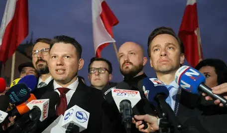 Warszawa, 31.10.2026. Liderzy Konfederacji Krzysztof Bosak (P) i Sławomir Mentzen (L) przed Pałacem Prezydenckim w Warszawie, 31 bm. W Pałacu Prezydenckim prezydent Karol Nawrocki zwołał serię spotkań z liderami środowisk parlamentarnych. Spotkania mają związek z wizytą prezydenta Karola Nawrockiego w Trybunale Konstytucyjnym, do której doszło w nocy z 30 na 31 bm. (mr) PAP/Paweł Supernak