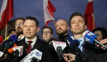 Warszawa, 31.10.2026. Liderzy Konfederacji Krzysztof Bosak (P) i Sławomir Mentzen (L) przed Pałacem Prezydenckim w Warszawie, 31 bm. W Pałacu Prezydenckim prezydent Karol Nawrocki zwołał serię spotkań z liderami środowisk parlamentarnych. Spotkania mają związek z wizytą prezydenta Karola Nawrockiego w Trybunale Konstytucyjnym, do której doszło w nocy z 30 na 31 bm. (mr) PAP/Paweł Supernak