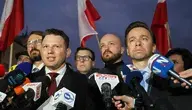 Warszawa, 31.10.2026. Liderzy Konfederacji Krzysztof Bosak (P) i Sławomir Mentzen (L) przed Pałacem Prezydenckim w Warszawie, 31 bm. W Pałacu Prezydenckim prezydent Karol Nawrocki zwołał serię spotkań z liderami środowisk parlamentarnych. Spotkania mają związek z wizytą prezydenta Karola Nawrockiego w Trybunale Konstytucyjnym, do której doszło w nocy z 30 na 31 bm. (mr) PAP/Paweł Supernak
