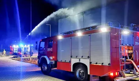 Pożar hali magazynowej jednej z firm na terenie strefy ekonomicznej w Słubicach, 5 bm. W środku znajdował się sprzęt AGD i elektronika. Nie było potrzeby ewakuacji i nikt nie został ranny.