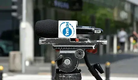 Mikrofon stacji TVN leżący na statywie