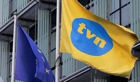 Żółta flaga TVN przed siedzibą stacji