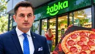 Wiceminister sprawiedliwości Arkadiusz Myrcha na tle sklepu Żabka z opakowaniem pizzy Muala Pizza