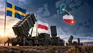 Bateria systemu Patriot ze szwedzką flagą na tle mapy Europy. Polska i Szwecja wyróżnione jako państwa NATO, symboliczne połączenie między Szwecją a Rzeszowem na wschodniej flance Sojuszu.