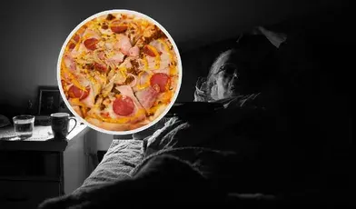 Ciemne zdjęcie starszej kobiety leżącej na łóżku, obok w białej ramce zdjęcie pizzy