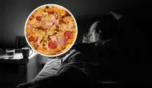 Ciemne zdjęcie starszej kobiety leżącej na łóżku, obok w białej ramce zdjęcie pizzy