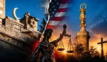 Symboliczna grafika przedstawiająca półksiężyc, krzyż chrześcijański, Gwiazdę Dawida i Temidę na tle flagi USA, ilustrująca spór o równe traktowanie religii w Dearborn.