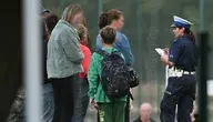 Uczniowie z rodzicami przed szkołą podstawową im. Jana Pawła II w Leszczydole-Nowinach, 8 bm. Do placówki wszedł 15-letni były uczeń i zranił trzy osoby, w tym dyrektora szkoły oraz woźną. 37-letnia pracownica szkoły zaatakowana przez 15-latka zmarła. Dyrektor obezwładnił napastnika. Sprawca został zatrzymany przez policję.