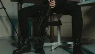 Mężczyzna trzymający karabin