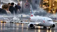 Samolot American Airlines na lotnisku po awaryjnym lądowaniu z powodu awarii sześciu pokładowych toalet podczas lotu do USA