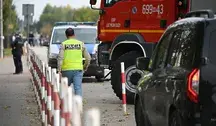 Leszczydół-Nowiny, 08.10.2026. Służby przed szkołą podstawową im. Jana Pawła II w Leszczydole-Nowinach, 8 bm. Do placówki wszedł 15-letni były uczeń i zranił trzy osoby, w tym dyrektora szkoły oraz woźną. 37-letnia pracownica szkoły zaatakowana przez 15-latka zmarła. Dyrektor obezwładnił napastnika. Sprawca został zatrzymany przez policję. (sko) PAP/Marcin Obara