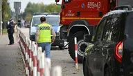 Leszczydół-Nowiny, 08.10.2026. Służby przed szkołą podstawową im. Jana Pawła II w Leszczydole-Nowinach, 8 bm. Do placówki wszedł 15-letni były uczeń i zranił trzy osoby, w tym dyrektora szkoły oraz woźną. 37-letnia pracownica szkoły zaatakowana przez 15-latka zmarła. Dyrektor obezwładnił napastnika. Sprawca został zatrzymany przez policję. (sko) PAP/Marcin Obara
