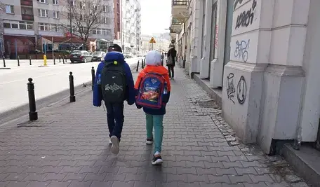 Dzieci idące do szkoły