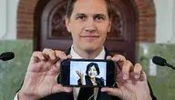 Navanethem 'Navi' Pillay na fotografii w telefonie