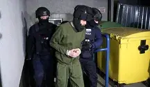 Zatrzymany ws. ataku nożem w Zespole Szkół Zawodowych nr 4 w Ostrołęce, wyprowadzany po przesłuchaniu w Prokuraturze Okręgowej w Ostrołęce, 8 bm. W środę 7 października br. 19-latek zaatakował na terenie placówki 9 osób. (mr) PAP/Artur Reszko