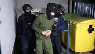 Zatrzymany ws. ataku nożem w Zespole Szkół Zawodowych nr 4 w Ostrołęce, wyprowadzany po przesłuchaniu w Prokuraturze Okręgowej w Ostrołęce, 8 bm. W środę 7 października br. 19-latek zaatakował na terenie placówki 9 osób. (mr) PAP/Artur Reszko