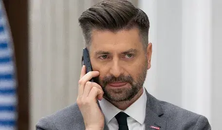 Decyzja Hiszpanii o zalegalizowaniu 500 tys. migrantów wywołała w Polsce debatę o integracji cudzoziemców, z udziałem wypowiedzi europosła Krzysztofa Śmiszka i krytyki ze strony polityków i publicystów.