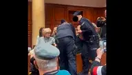 Interwencja policji wobec seniorki oburzyła publiczność zgromadzoną w sądzie