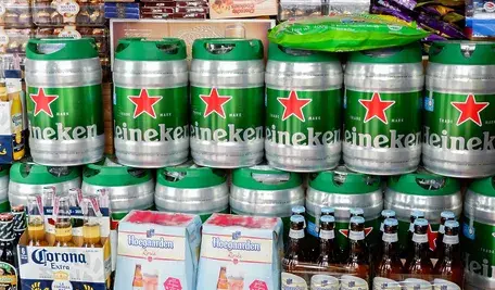Sklep z piwem, na zdjęciu m. in. piwo Heineken i Corona)