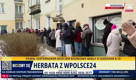 Warszawiacy czekają na pączki przy ulicy Górczewskiej (fot. wPolsce24)
