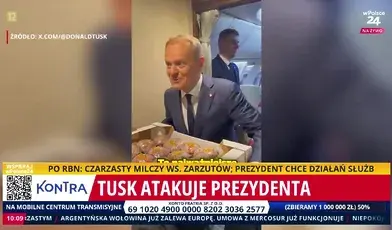 Premier Tusk rozdaje pączki w samolocie. Co za tani PR