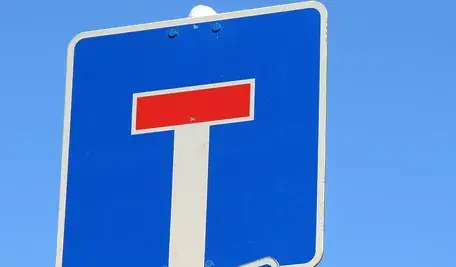 Znak drogowy na tle błękitnego nieba.