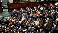 Politycy siedzący w ławach poselskich podczas obrad Sejmu.