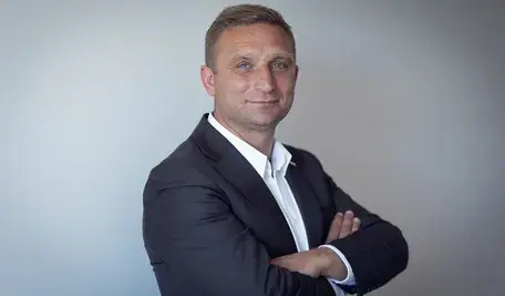 Zdjęcie uśmiechniętego Roberta Bąkiewicza nigdy nie pojawiło się w liberalno-lewicowych mediach. Zawsze jest on przedstawiany w ujęciach, sugerujących wściekłość i agresję