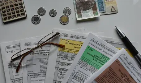 Ostrzeżenie przed fałszywymi e-mailami o nadpłacie podatku – cyberprzestępcy podszywają się pod KAS i MF, prosząc o dane konta, co grozi kradzieżą pieniędzy i tożsamości.