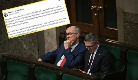 Marszałek Sejmu Włodzimierz Czarzasty (L) i poseł Lewicy Arkadiusz Sikora (P) na sali obrad Sejmu. W tle wpis ministra Mariusza Kamińskiego na portalu x.com