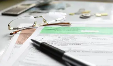 Artykuł wyjaśnia zasady rozliczania kryptowalut w Polsce – podatnicy muszą wykazać zarówno zyski, jak i straty, samodzielnie przeliczać transakcje na złotówki i dokumentować koszty nabycia, ponieważ giełdy nie przesyłają informacji do urzędu skarbowego.