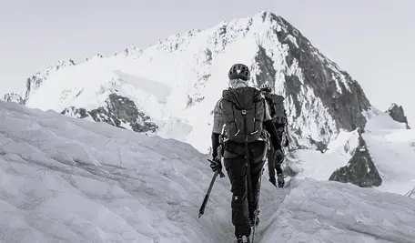 Turyści podczas zimowej wyprawy w góry
