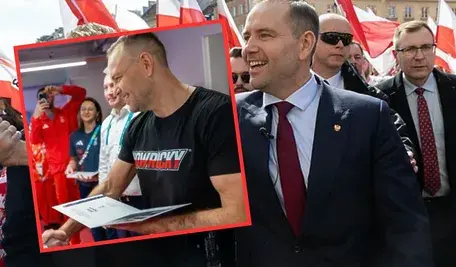 Karol Nawrocki w towarzystwie ochroniarzy w czarnych garniturach. Obok zdjęcie prezydenta w czarnej koszulce z napisem "Nowrocky".