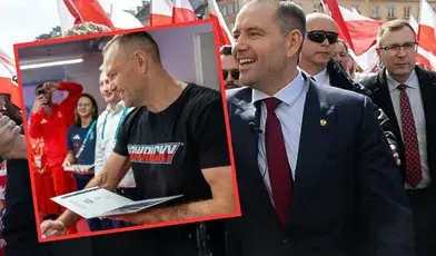 Karol Nawrocki w towarzystwie ochroniarzy w czarnych garniturach. Obok zdjęcie prezydenta w czarnej koszulce z napisem "Nowrocky".